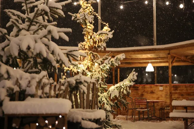 <br> Cosy winter evenings, delicious fondue and a crackling fire create a real winter atmosphere on Bahnhofplatz.  The kiosk, the Brennerschopf and the fire pit invite you to linger, whilst concerts in the Kultur-Tipi and candle-making in the yurt provide special experiences.
