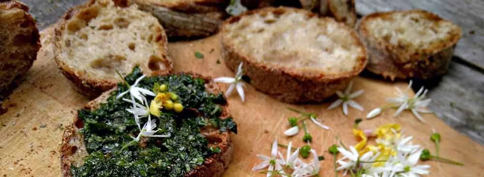 essbare Wildpflanzen  mit Brot auf dem Tisch