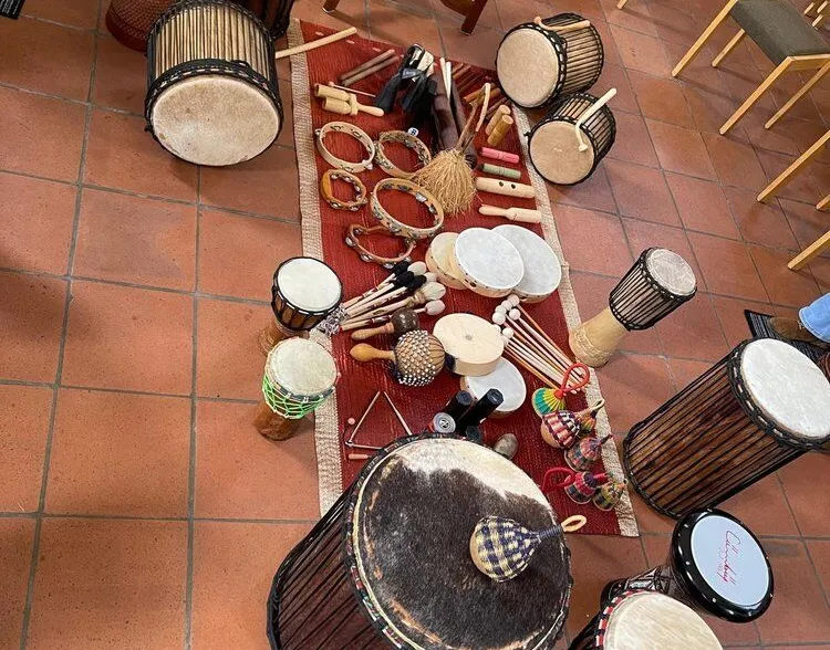 Gemeinsames Trommeln und Rhythmus machen