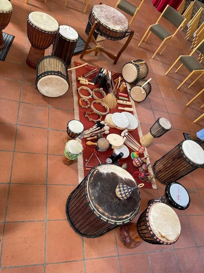 Gemeinsames Trommeln und Rhythmus machen