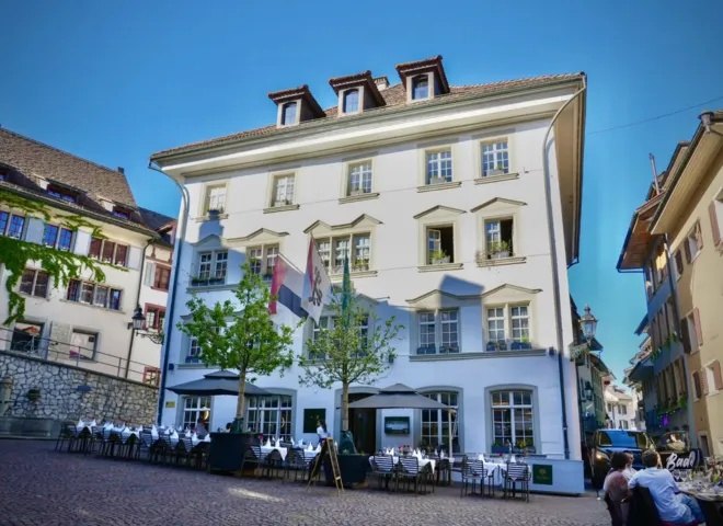 Monday to Friday from 11:00 AM to 2:00 PM <br> <br> Make your reservation online via the booking tool or by phone
