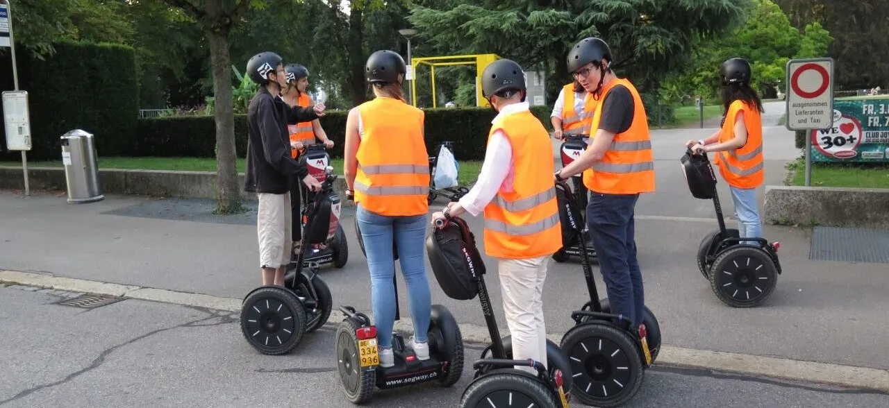 Segway fahrende Leute 