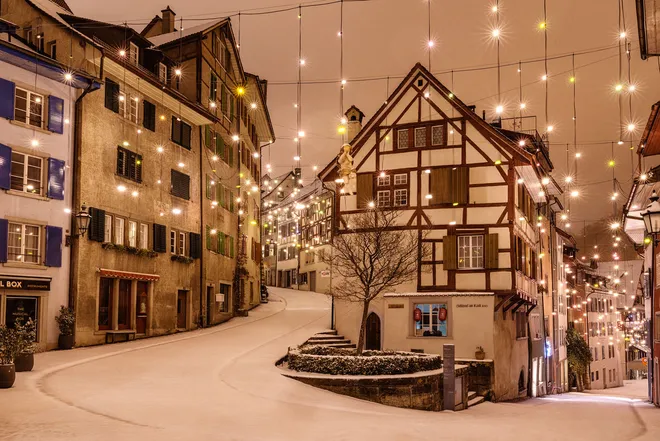 Funkelndes Lichtkunstwerk und kecke Engel