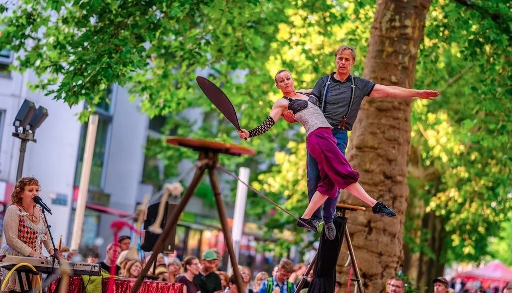 Cosmic Carousel – Zirkus Roikkuva zeigt ein Karussell der kleinen Wunder