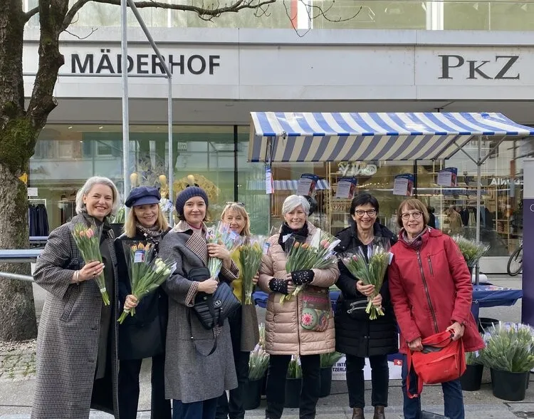 Swiss Soroptimist Day: Tulpenverkauf zugunsten Menschen wie Du und ich