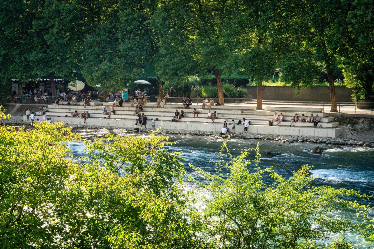 Sitzstufen an der Limmat