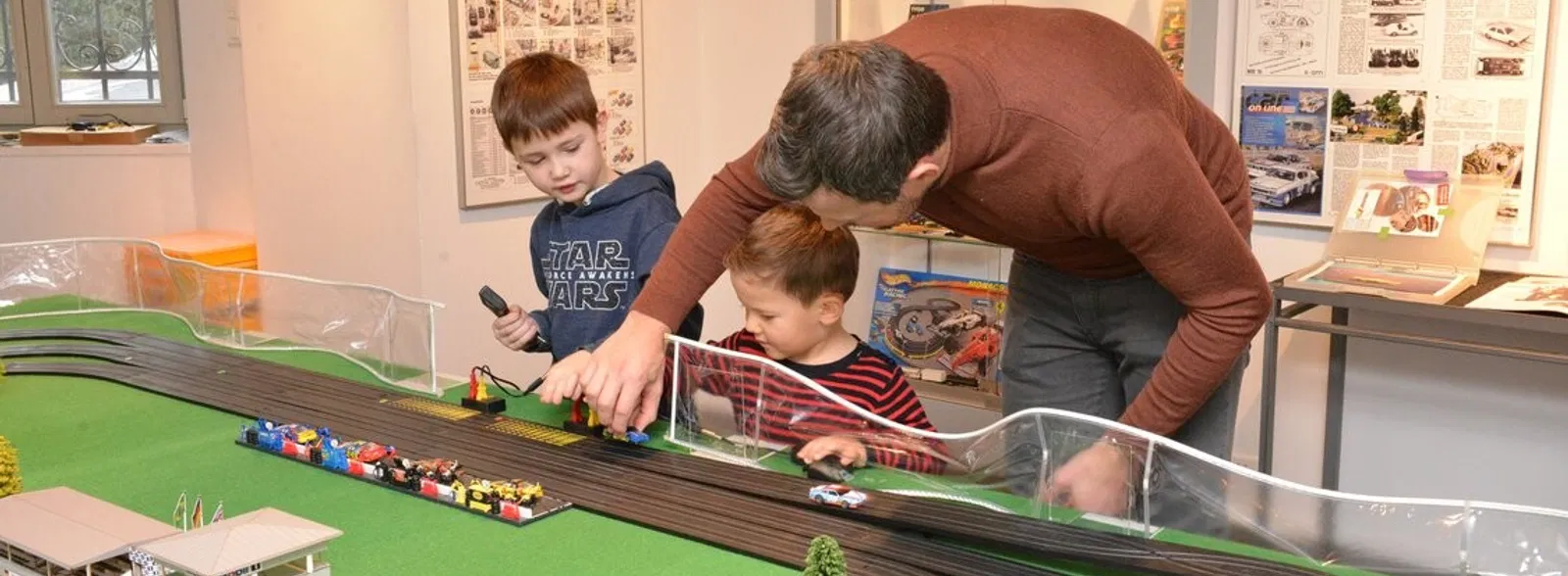 Schnelle Slotcars auf der kleinen Carrera-Rennbahn