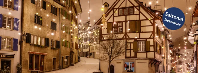 Funkelndes Lichtkunstwerk und kecke Engel