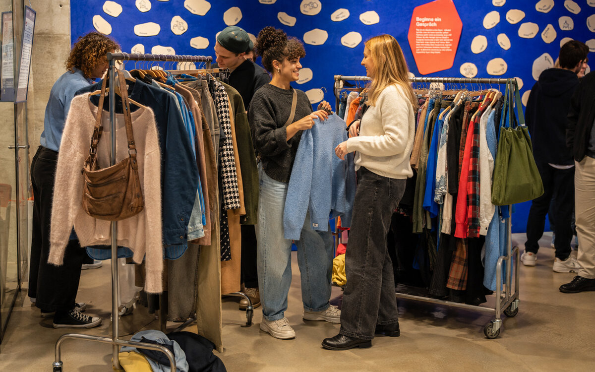 Walk-In-Closet: Kleidertausch im WERKK – Kleider weitervererben statt wegwerfen