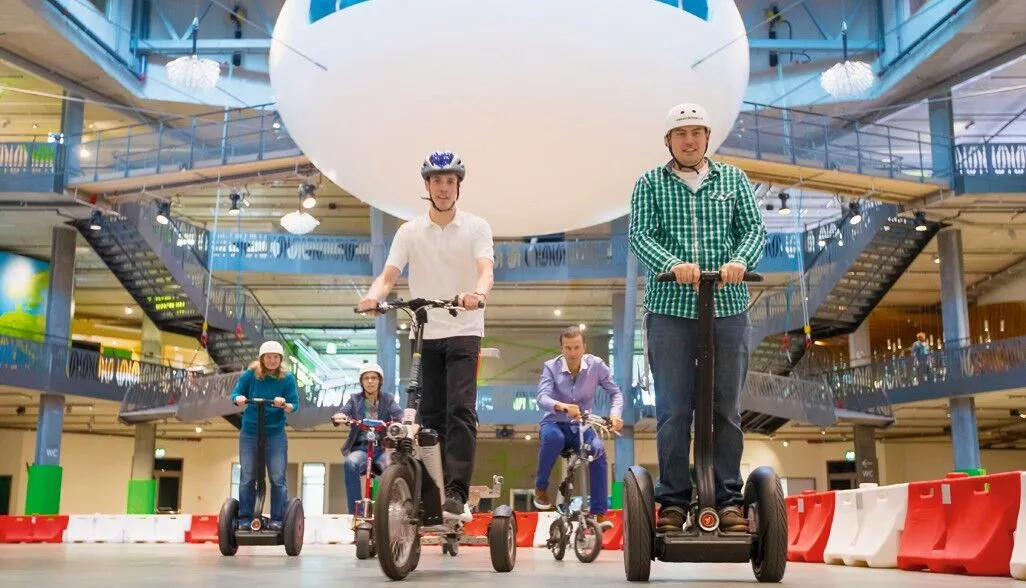 Personen, die in der Umwelt Arena diverse Fahrzeuge fahren 