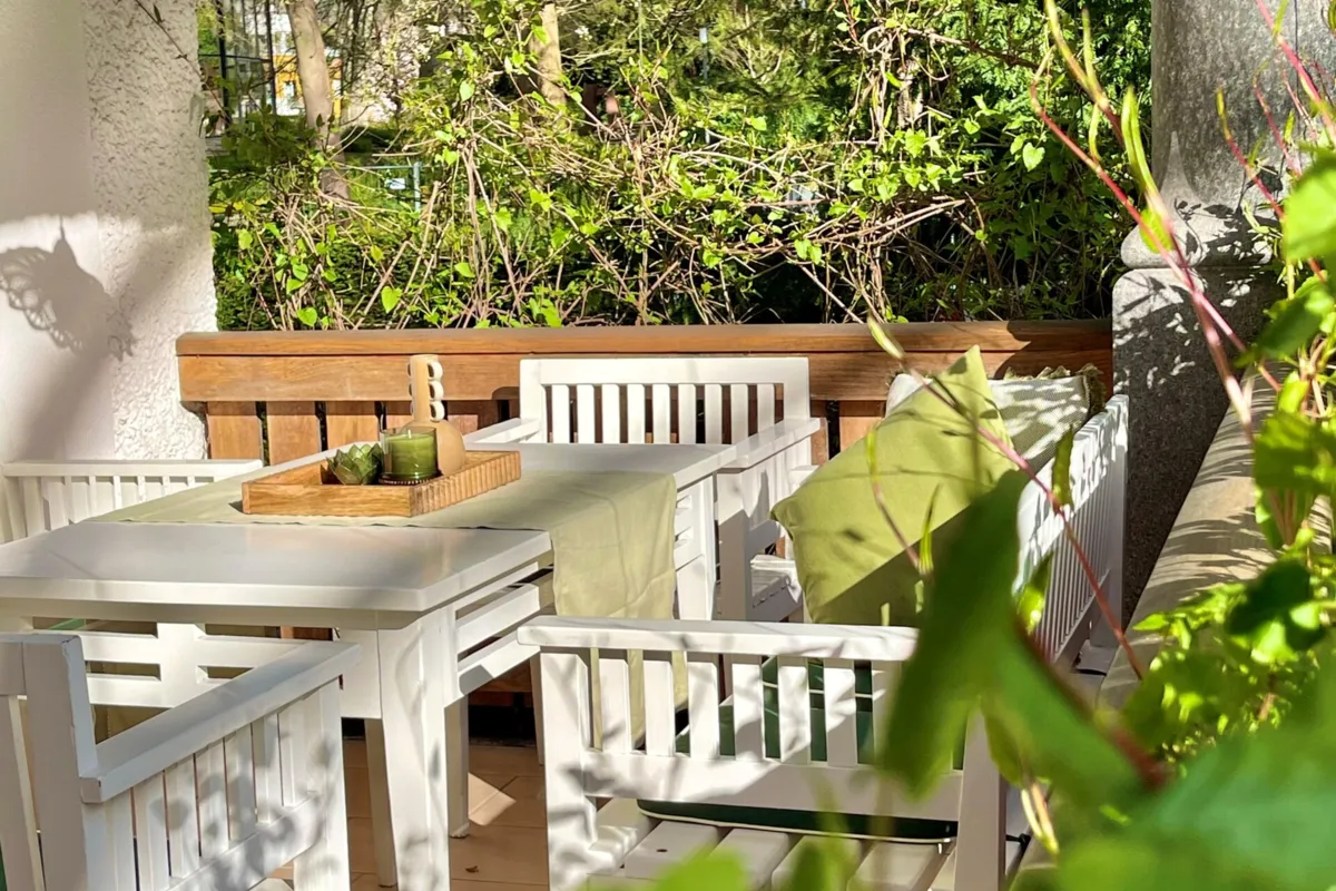 Frau und Familie Gartenterasse