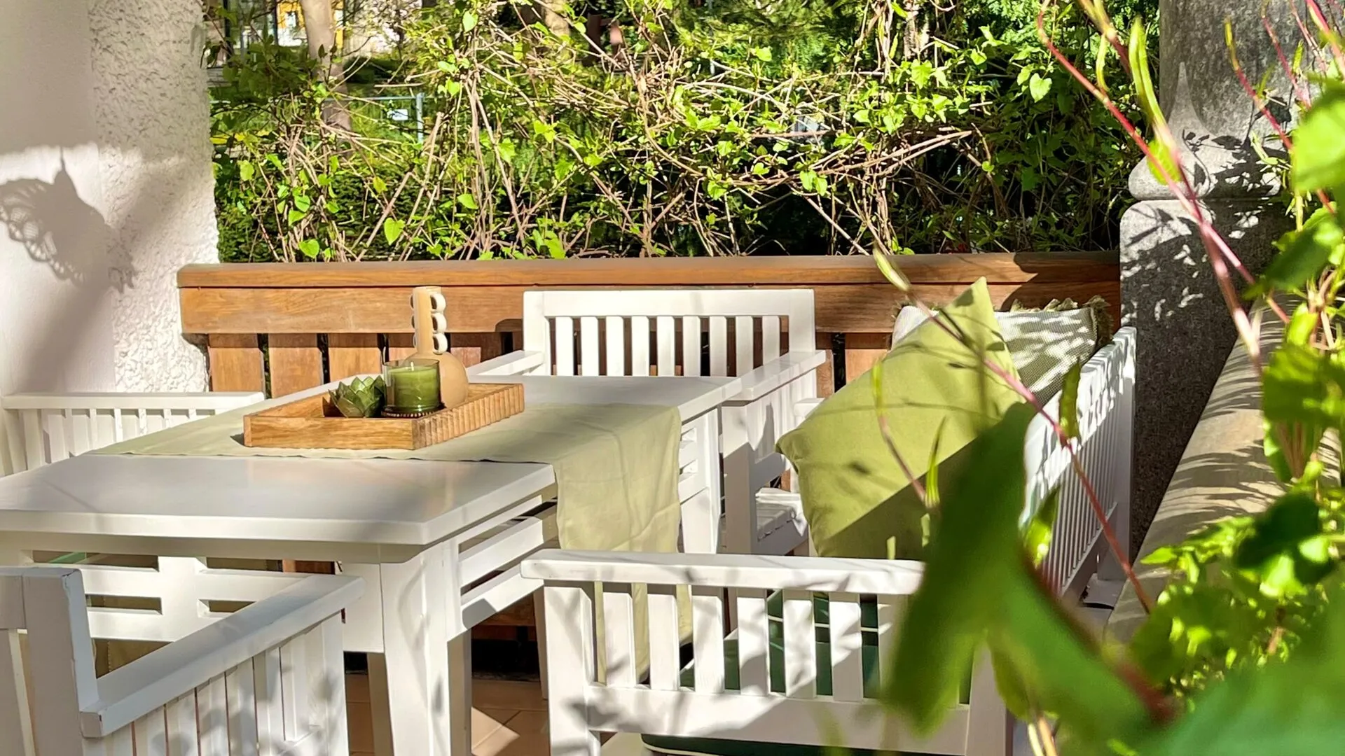 Frau und Familie Gartenterasse