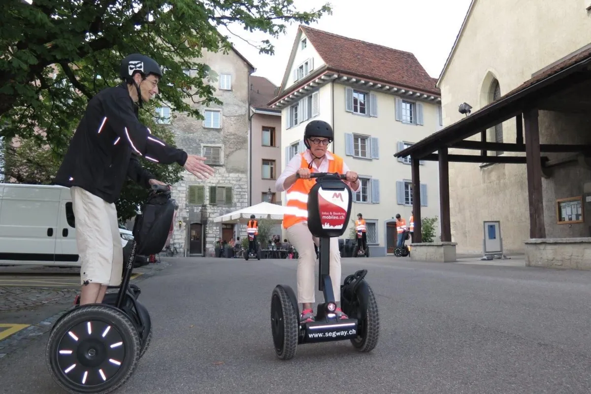 Segway fahrende zwei Erwachsene