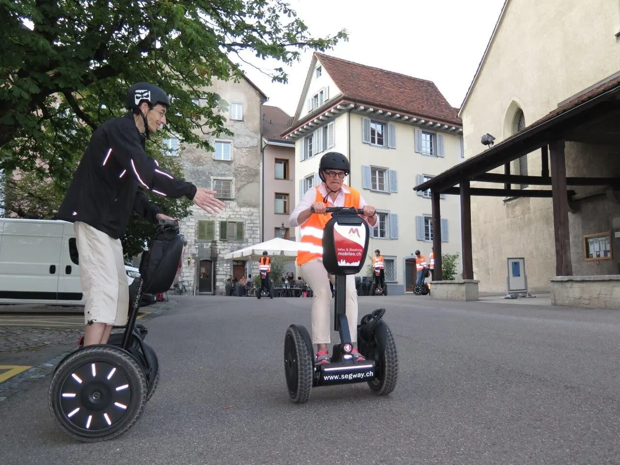 Segway fahrende zwei Erwachsene