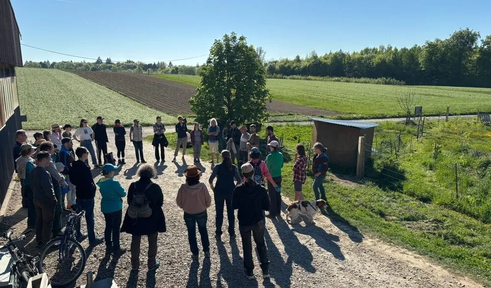Aktionstag „Viele Hände“ auf dem Glück-Hof mit Johannifeuer