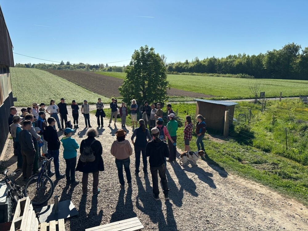 Aktionstag „Viele Hände“ auf dem Glück-Hof mit Johannifeuer