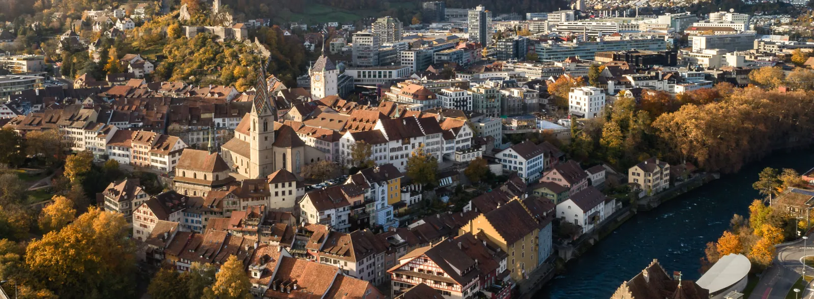Stadt von oben im Herbst
