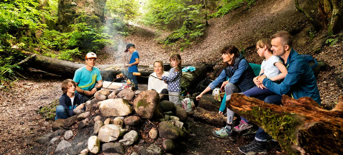 Familie grilliert im Teufelskeller.
