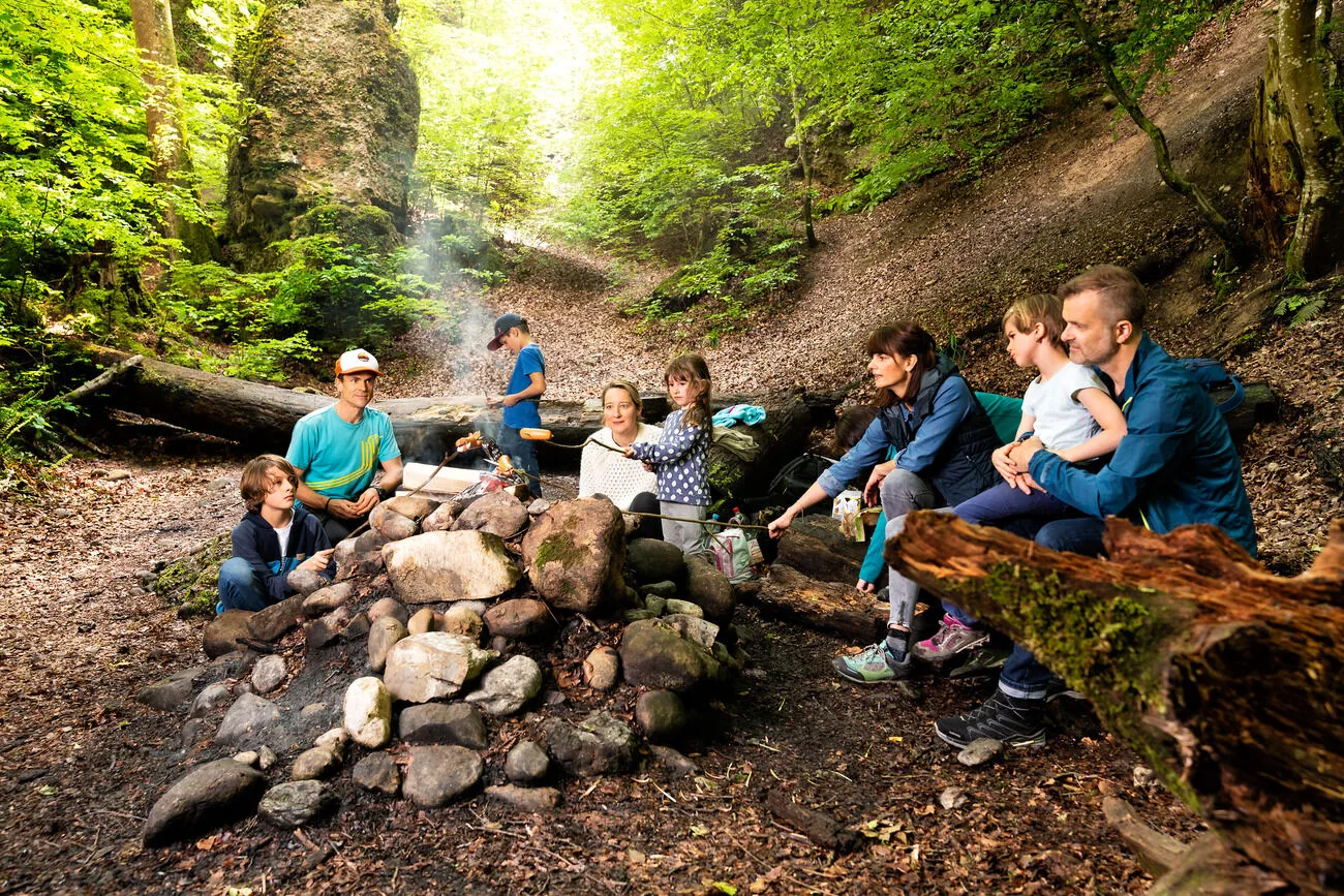 Familie grilliert im Teufelskeller.