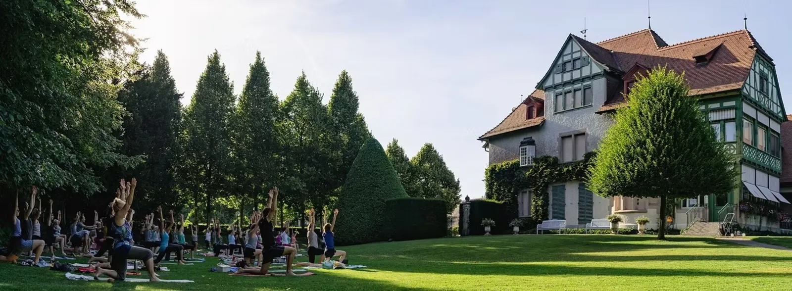 Urban Yoga im Park der Villa Langmatt