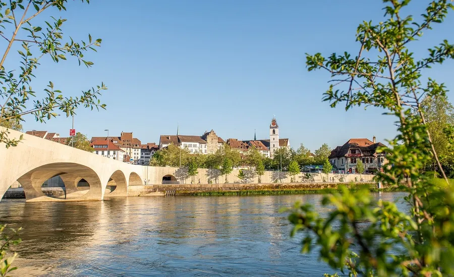 Aareufer mit Sicht auf Aarauer Altstadt