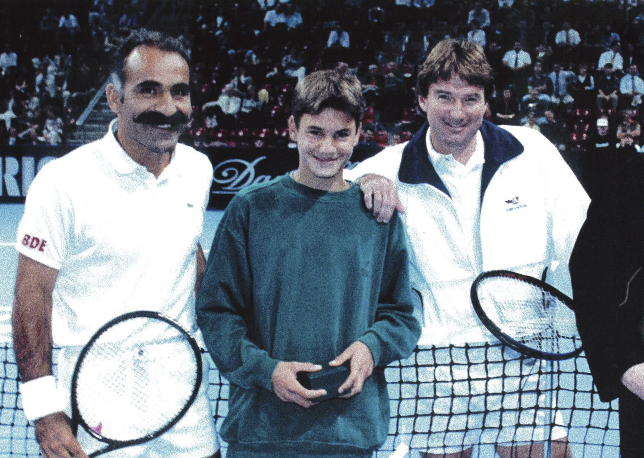 Ein Bild für die Ewigkeit: Ballboy Roger Federer flankiert von Mansour Bahrami und Jimmy Connors (1995).