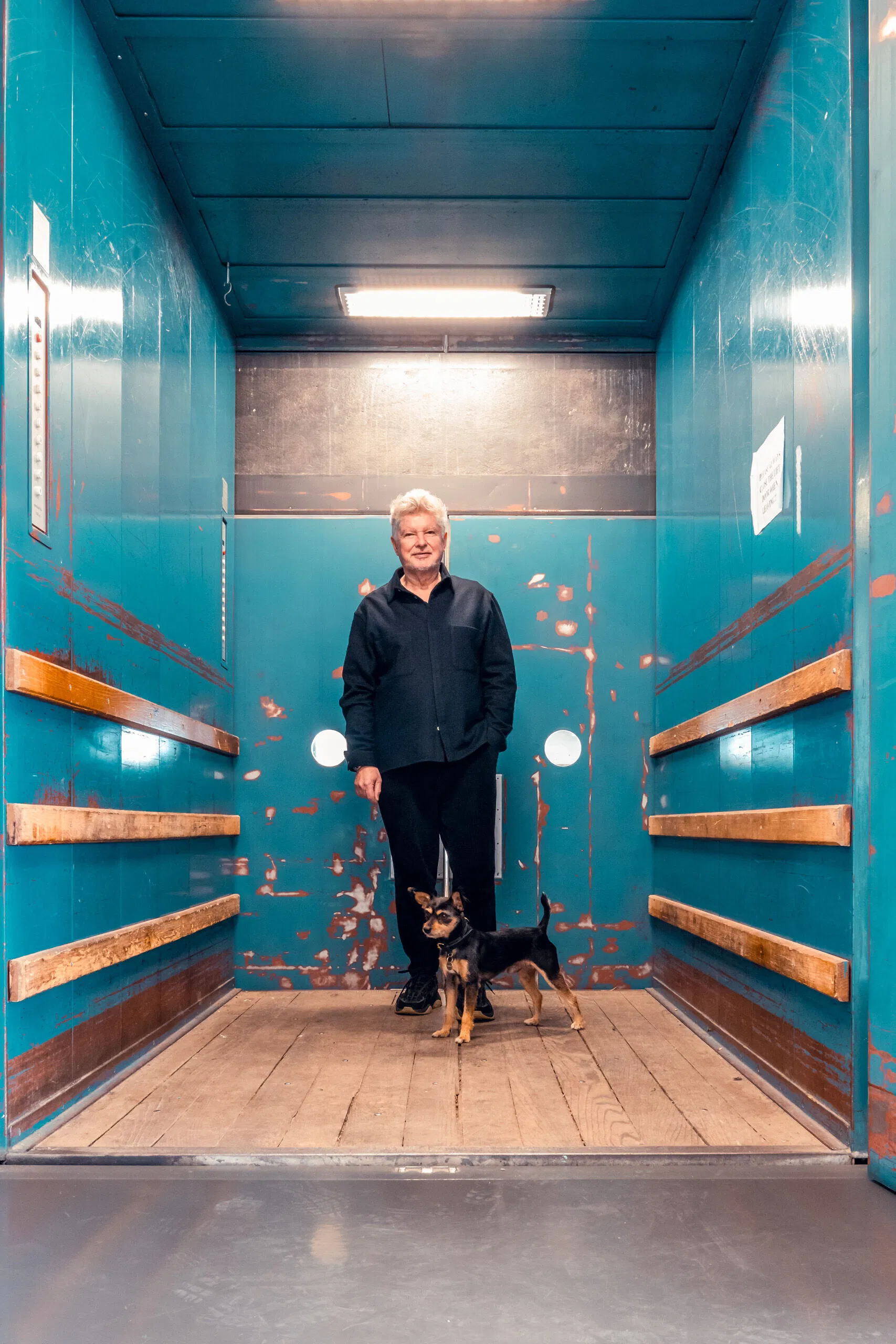 Raphael Suter mit Hündchen im Lift der KBH.G.