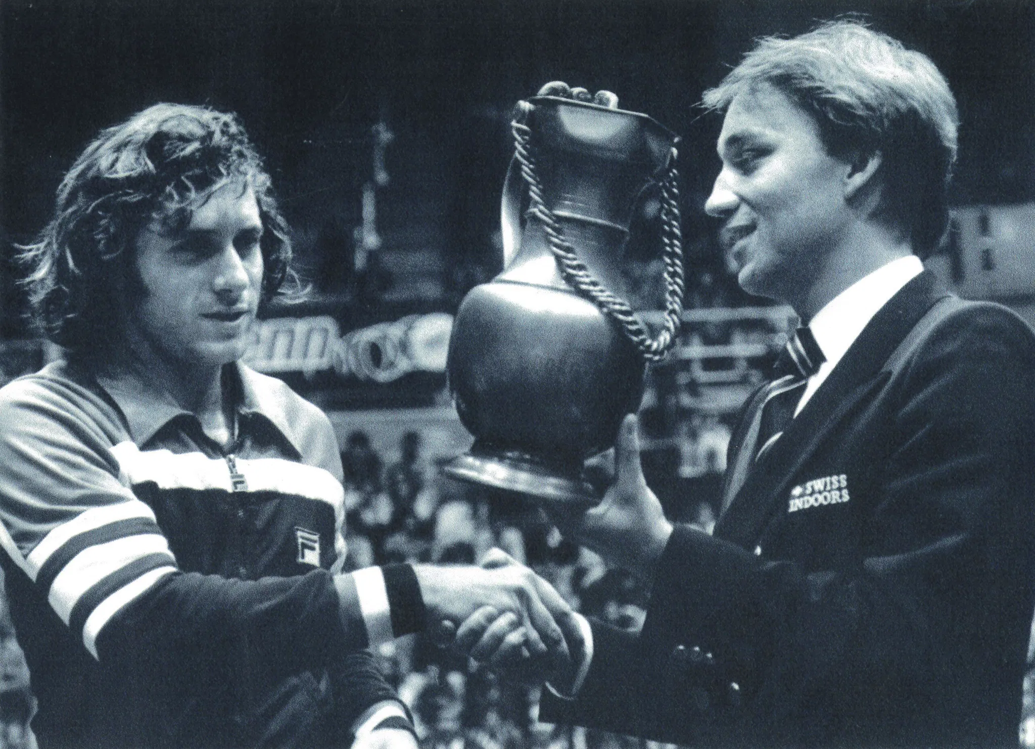Roger Brennwald überreicht Guillermo Vilas nach dem Finalerfolg über John McEnroe den Siegerpokal (1978).