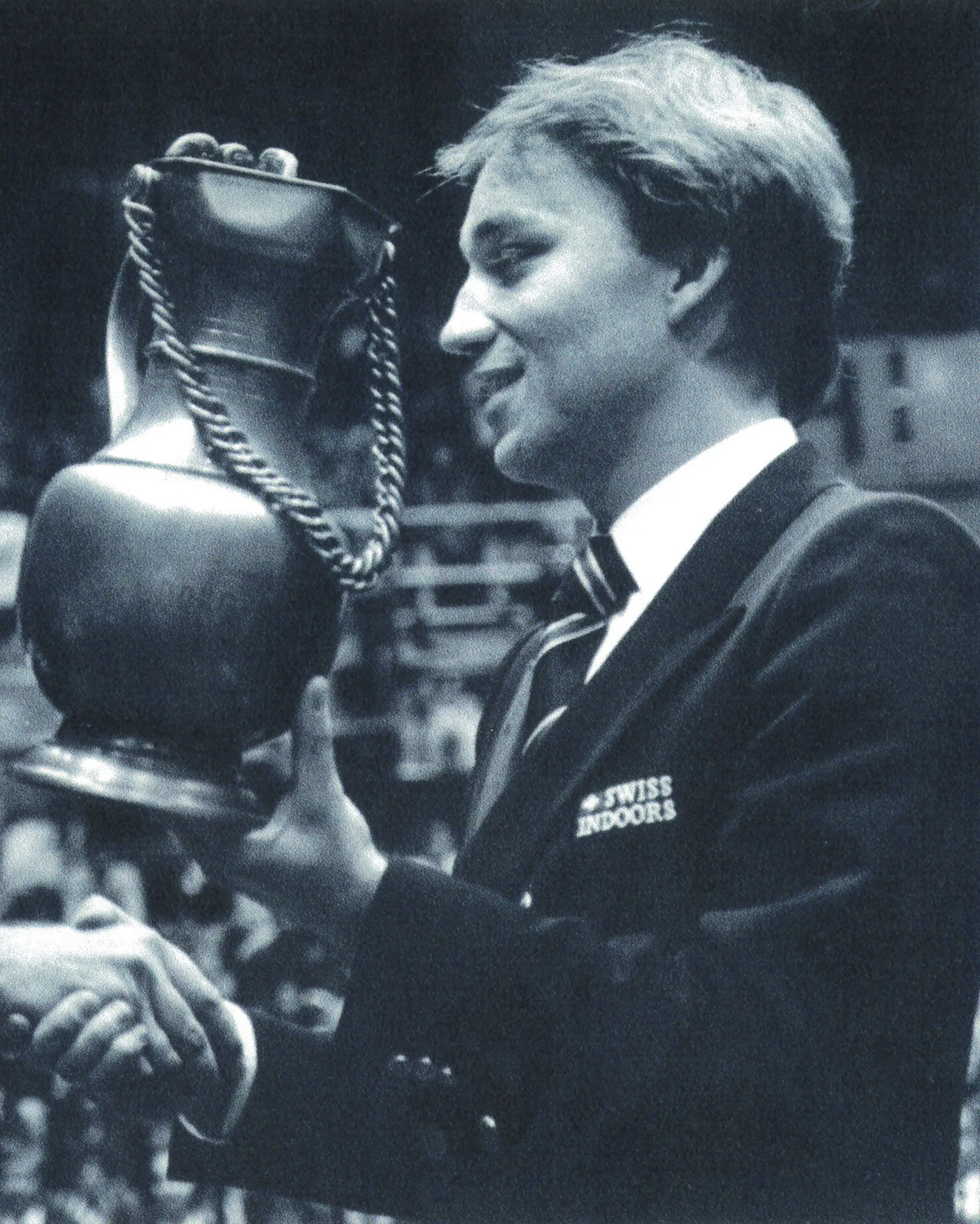 Roger Brennwald überreicht Guillermo Vilas nach dem Finalerfolg über John McEnroe den Siegerpokal (1978).