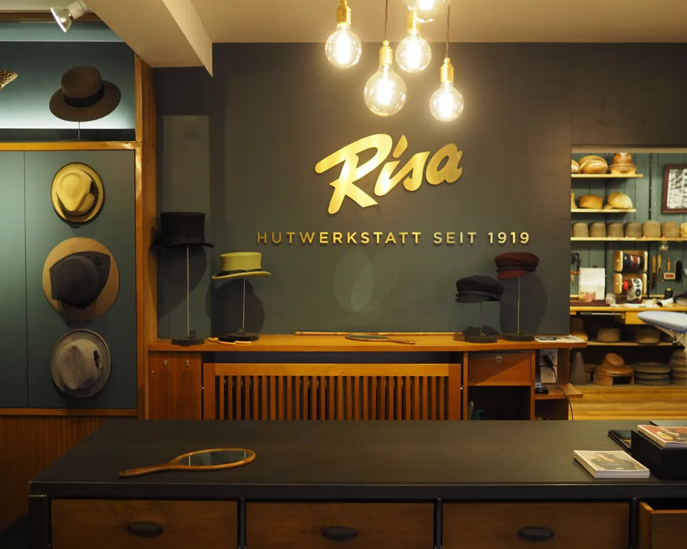 Schwarz Modes | Atelier Risa