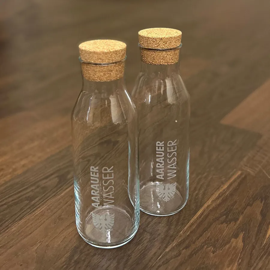 Die Aarauer Wasserflasche ist dekorativ und praktisch und kann mit Aarauer Brunnenwasser gefüllt werden. Die Aarauer Wasserflasche ist dekorativ und praktisch und kann mit Aarauer Brunnenwasser gefüllt werden.