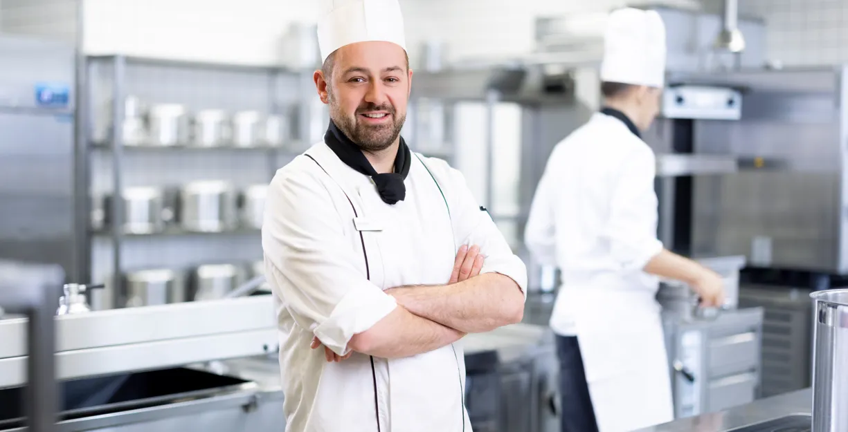 Adrian Dähler in der Küche 