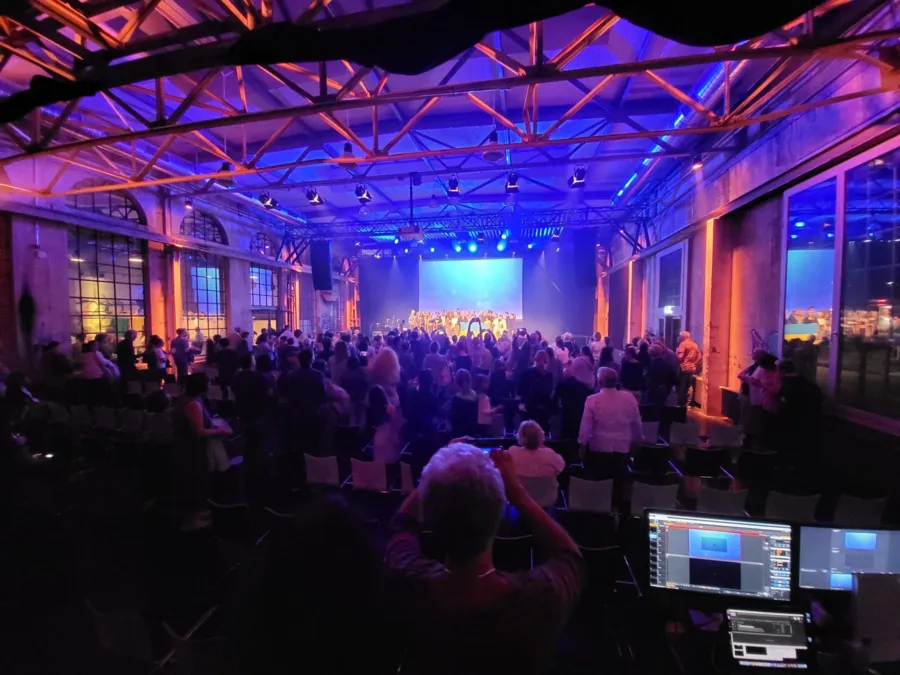 Das Weihnachtsessen in der Aeschbachhalle wird zur ausgelassenen Partynacht. Das Weihnachtsessen in der Aeschbachhalle wird zur ausgelassenen Partynacht.