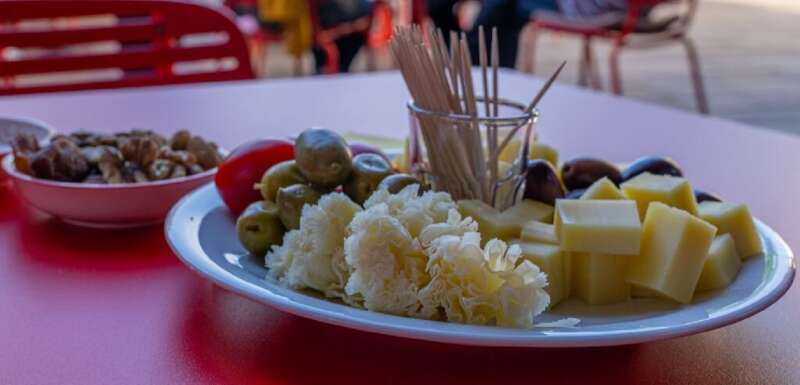 Drinks und Snacks im Café Himmelwiit