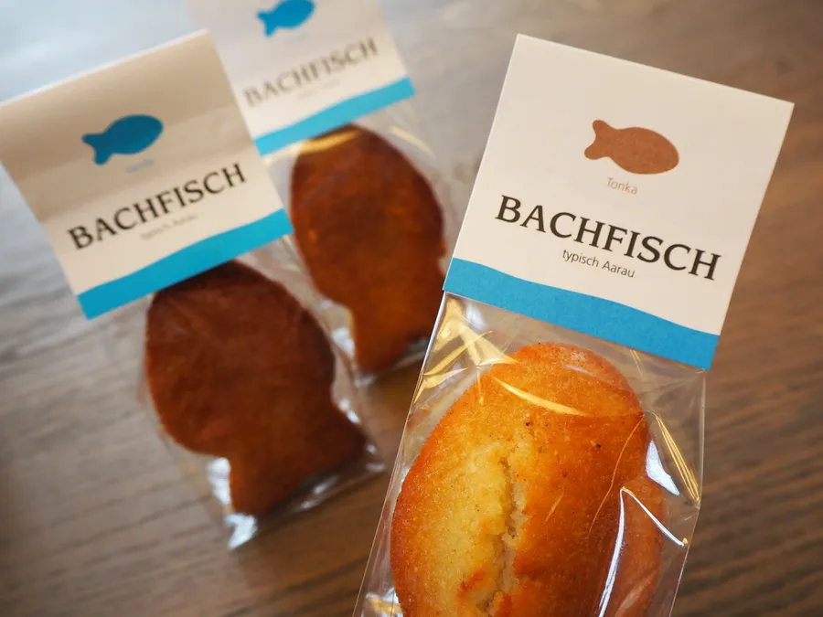 Der Bachfisch ist ein beliebtes Produkt des Töpferhauses Aarau und in verschiedenen Geschmacksrichtungen erhältlich. Der Bachfisch ist ein beliebtes Produkt des Töpferhauses Aarau und in verschiedenen Geschmacksrichtungen erhältlich.