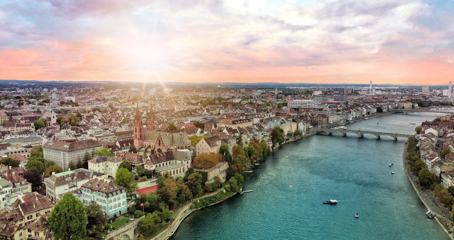 Luftansicht von Basel mit Mittlerer Brücke, Münsterfähre und Basler Münster. //// Aerial view of Basel with Mittlerer Brücke, Münsterfähre and Basler Münster (Cathedral).
