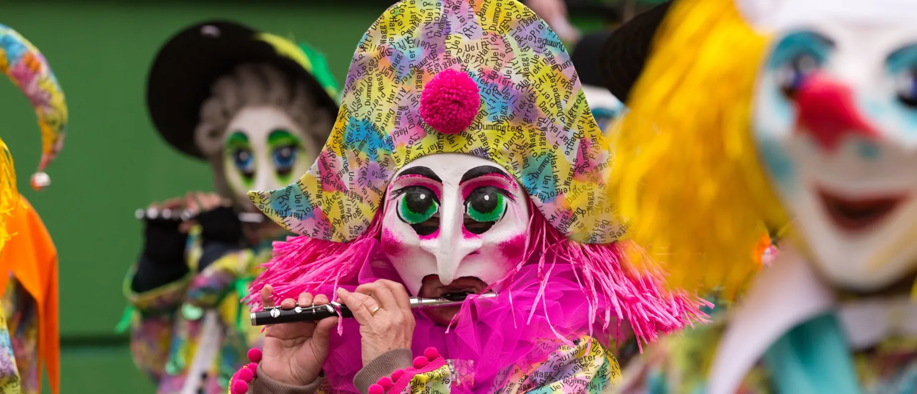 Am Cortège der Basler Fasnacht ziehen die traditionellen Formationen trommelnd und pfeifend durch die Stadt. /// At Basel Fasnacht, the traditional groups make their way through the city with drums and piccolos.