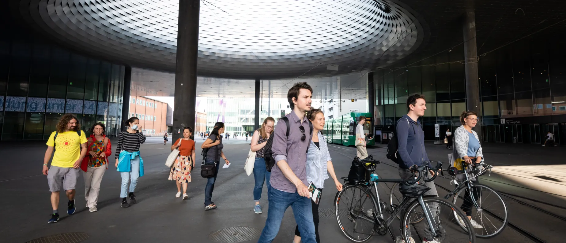 ... Während des Rundgangs erklärt sie exemplarisch am Kleinbasel, wie diese Realitäten im urbanen Lebensraum einerseits abgebildet und andererseits wahrgenommen werden. Kernthemen sind u.a. Stadtplanung, Gender und soziale Randständigkeit.
