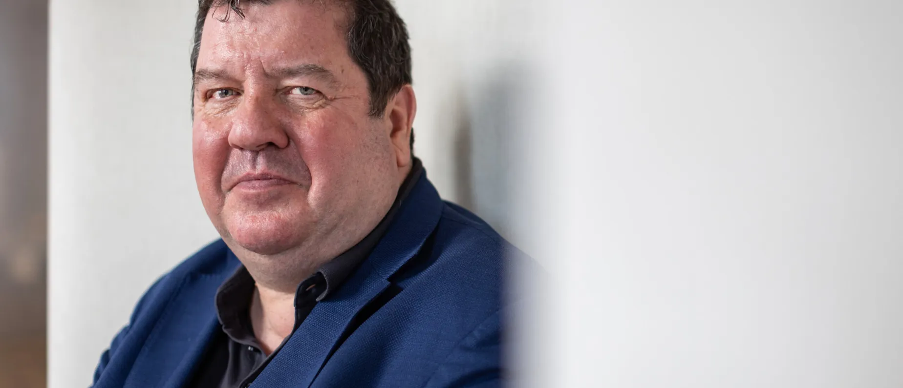 Ivor Bolton, Chefdirigent des Sinfonieorchesters Basel am 07. März 2023 im Stadtcasino Basel und im Probesaal des Sinfonieorchesters am Picassoplatz.