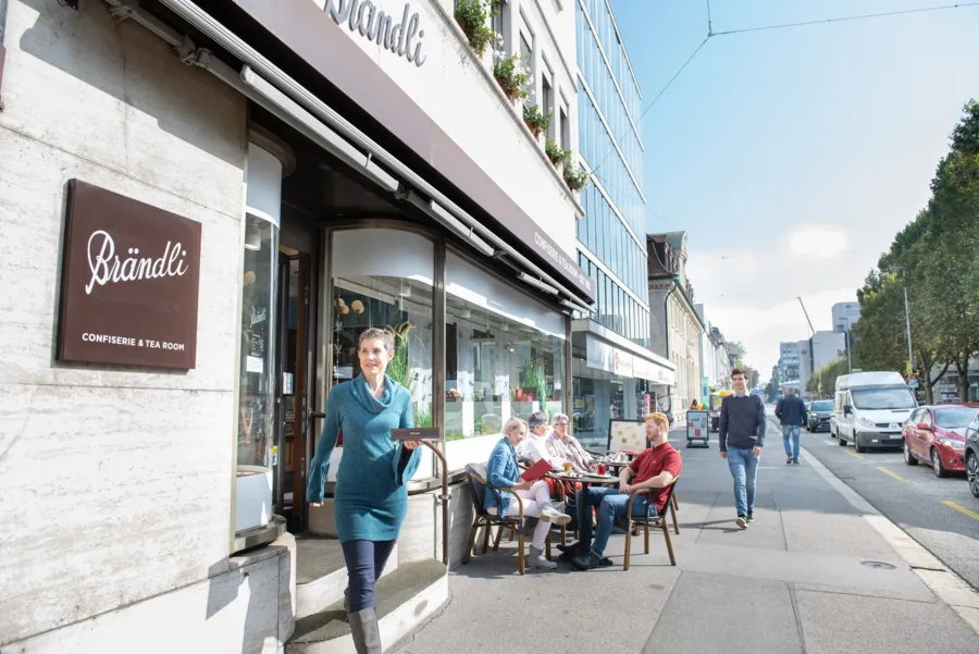 Beim Besuch bei Brändli Confiserie & Tea Room einfach etwas Süsses zum Mitnehmen einkaufen oder ein Kaffee geniessen.