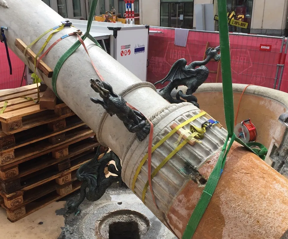 Die Mittelsäule des Dreizackbrunnens.