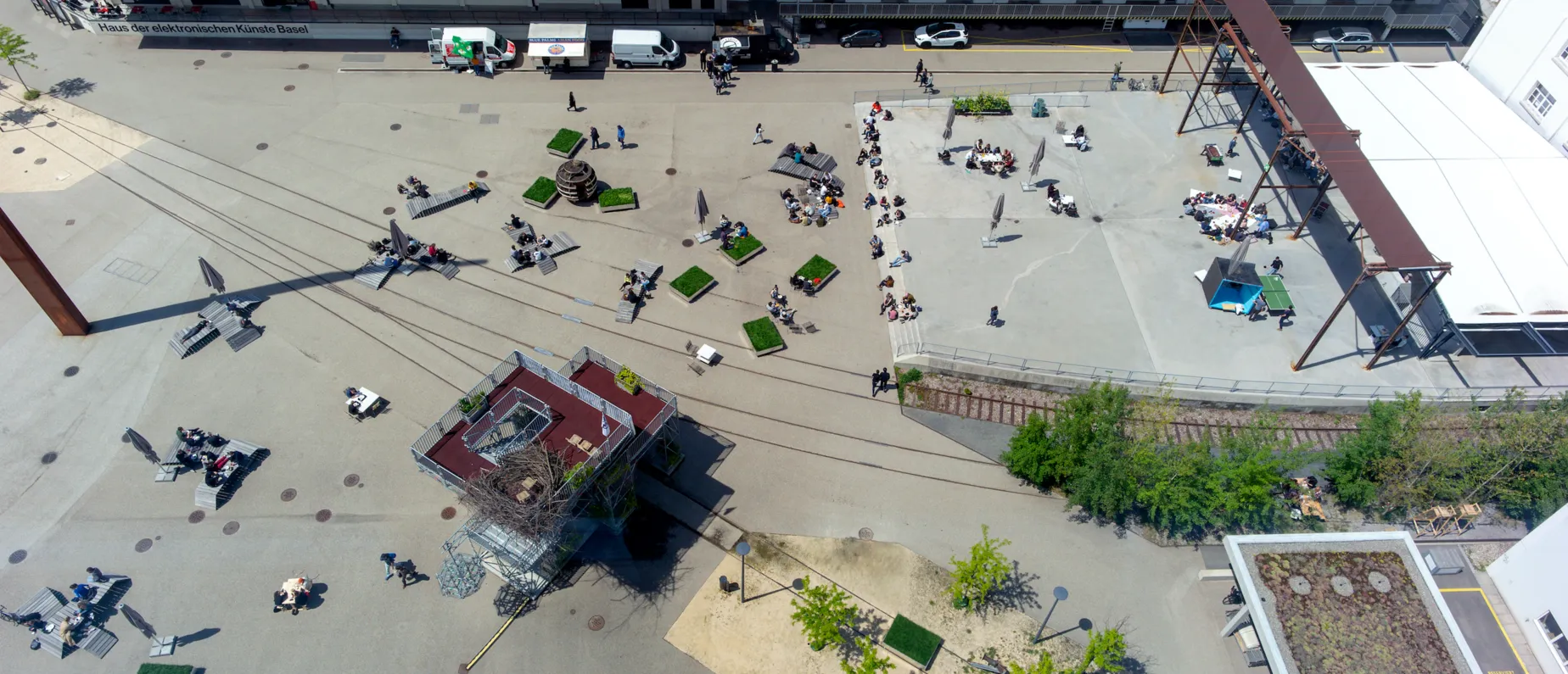 Der belebte Campus der Hochschule für Gestaltung und Kunst FHNW – das ganze Jahr ein beliebter Begegnungsort in einem kreativen Umfeld. Mehrmals wöchentlich bereichern Food Trucks den Campus.