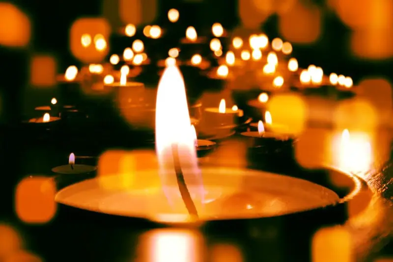 Meditative Musik und Lieder in der illuminierten Kirche