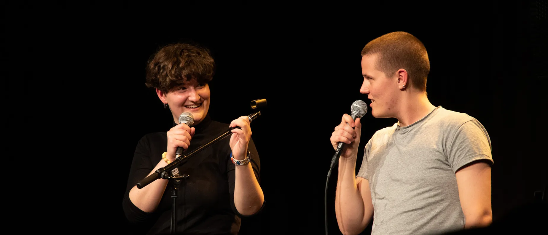 Caterina John und Lois Stettler moderieren den Openlist Slam.