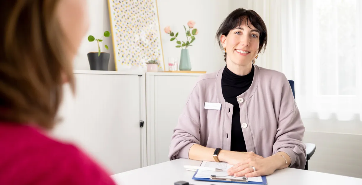 Céline Tanner in einer Besprechung 