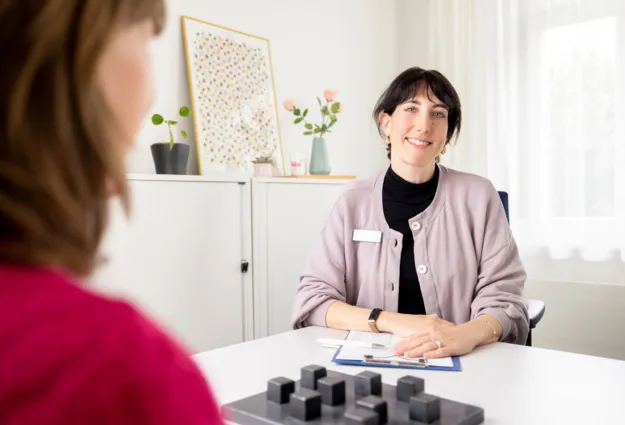 Céline Tanner in einer Besprechung 