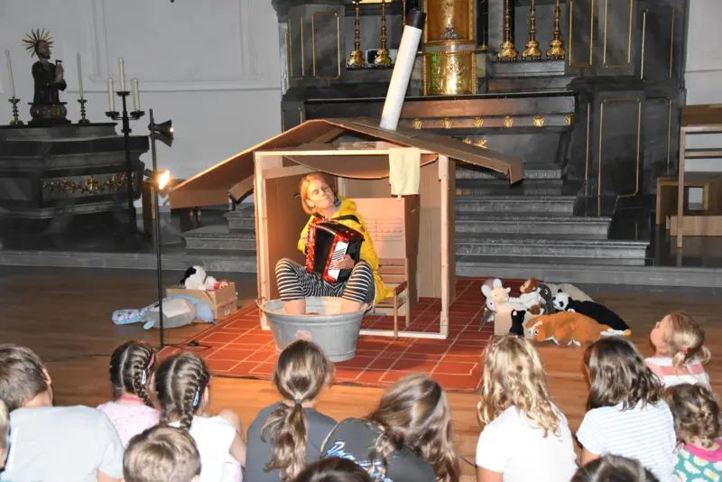 Geschichtenzeit auf dem Kirchen-Estrich