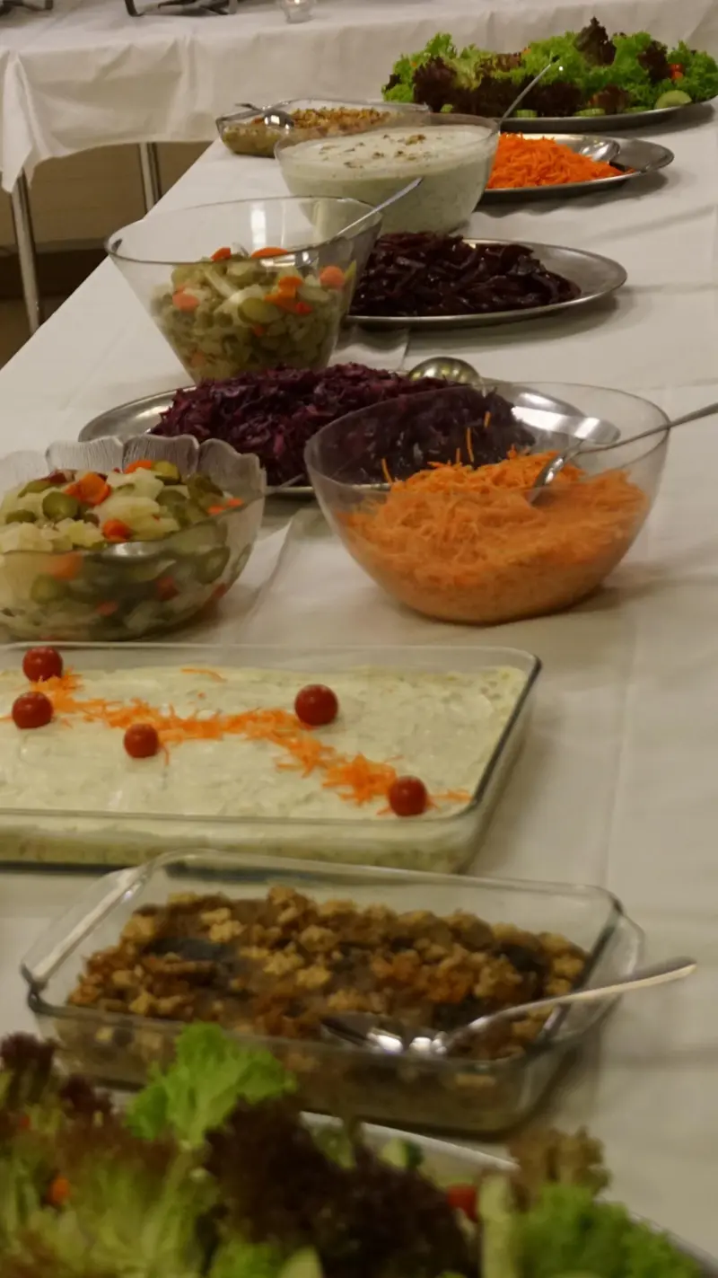 Teilete an der langen Tafel