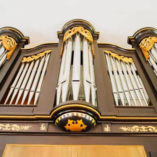 Mit Mirjam auf die Pauke hauen. In der Kirche singen und tanzen.