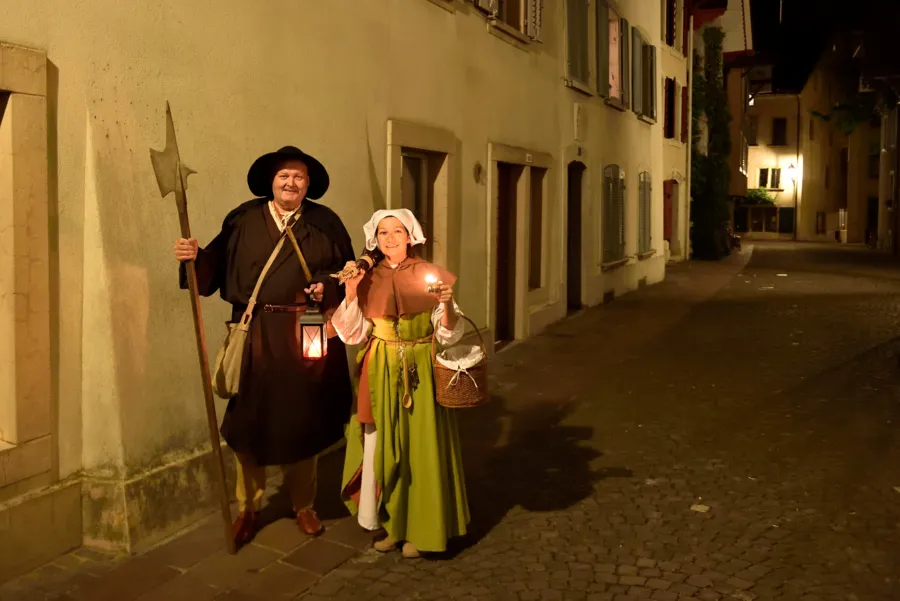 Der Nachtwächter und die Magd erzählen aus ihrem Alltag. Der Nachtwächter und die Magd erzählen aus ihrem Alltag.